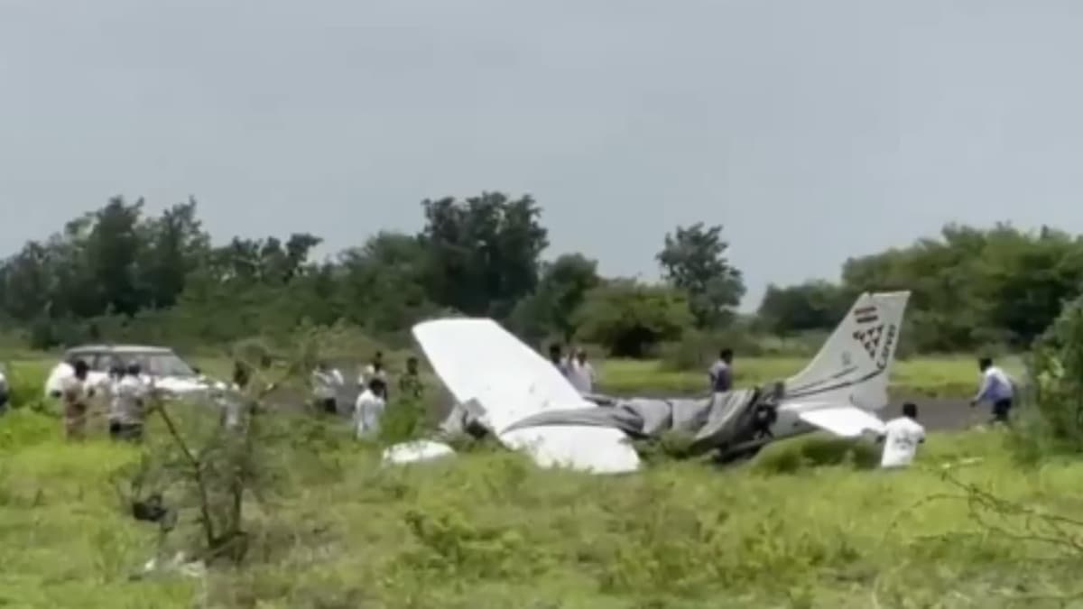 Training Flight Accident in Baramati:ബാരാമതിയിൽ വീണ്ടും വിമാനാപകടം; പരിശീലന പറക്കലിനിടെ റൺവേയിൽനിന്ന് തെന്നിമാറി; പൈലറ്റുമാർ അത്ഭുതകരമായി രക്ഷപ്പെട്ടു