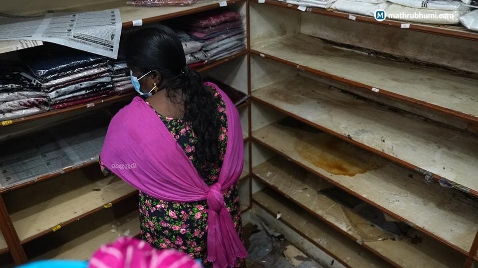 Flood Damage to Textile Shop:38 വർഷം പഴക്കമുള്ള തുണിക്കട; പ്രളയത്തിന് പിന്നാലെ വീണ്ടും മഴക്കെടുതി, നഷ്ടം 50 ലക്ഷത്തിലേറെ