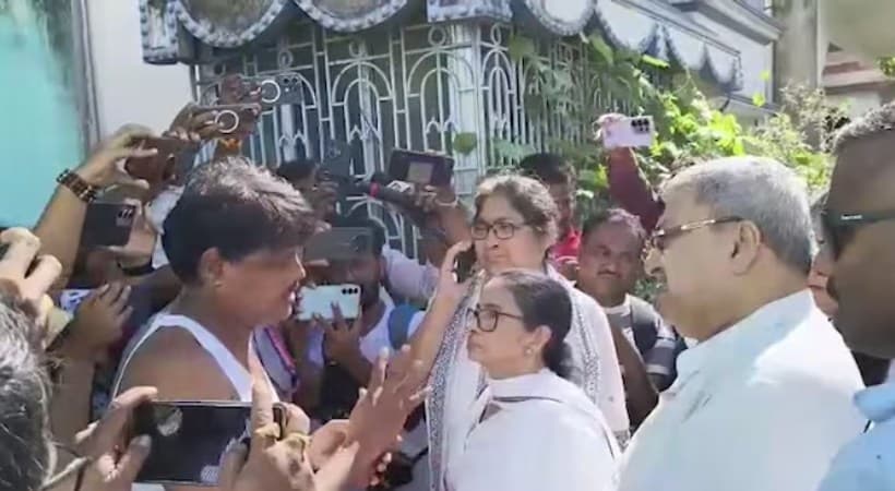 Mamata Banerjee's convoy attacked:ബംഗാളിൽ മമതാ ബാനർജിയുടെ വാഹനത്തിന് നേരെ ആക്രമണം