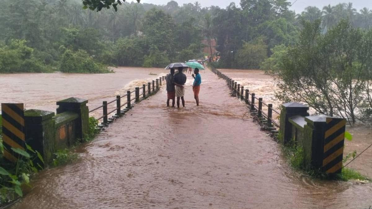 Holiday for Schools: പത്തനംതിട്ട, കോട്ടയം ജില്ലകളിൽ ക്യാമ്പുകൾ പ്രവർത്തിക്കുന്ന സ്കൂളുകൾക്ക് തിങ്കളാഴ്ച അവധി