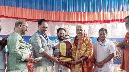 Award Ceremony: രാധാകൃഷ്ണായനം കീർത്തിമുദ്ര പുരസ്കാരം പെരുവനം കുട്ടൻ മാരാർക്ക് സമർപ്പിച്ചു