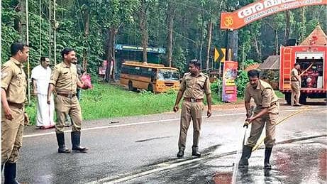 Diesel Leak from Lorry: ലോറിയിൽനിന്ന് ഡീസൽ ചോർന്നു