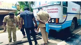 Engine Oil Leak from KSRTC Bus: ഓട്ടത്തിനിടയിൽ കെ.എസ്.ആർ.ടി.സി. ബസിൽ നിന്നു എൻജിൻ ഓയിൽ ലീക്കായി