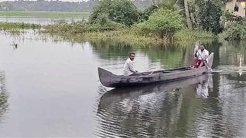 Flood situation in Chengannur: പാടശേഖരങ്ങളിലെ വെള്ളക്കെട്ടൊഴിയുന്നില്ല വീടകളിലെത്താൻ പ്രയാസം