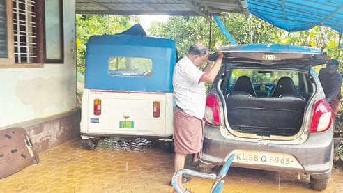 Auto Loss Amid Flood:ജീവിതമാർഗമായ ഓട്ടോ നഷ്ടപ്പെടുമെന്ന ആധിയിൽ ഉത്തമൻ