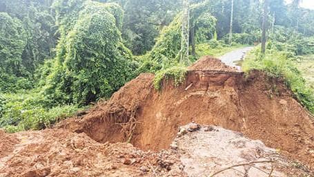Canal Collapse in Pazhassi: പഴശ്ശി കനാൽ തകർച്ച: വെള്ളമിറങ്ങി, ദുരിതമൊഴിഞ്ഞില്ല