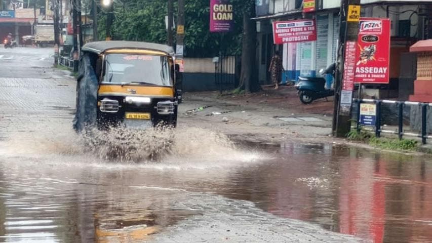 Rain causes waterlogging:മുഴുവൻ മുത്തോലിക്കവല കുളമാകും