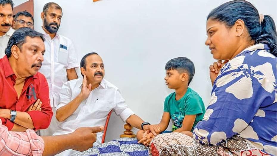 Emotional Plea: മുഖ്യമന്ത്രി കൈ പിടിച്ച് രേഷ്മയുടെ വാക്കുകൾ